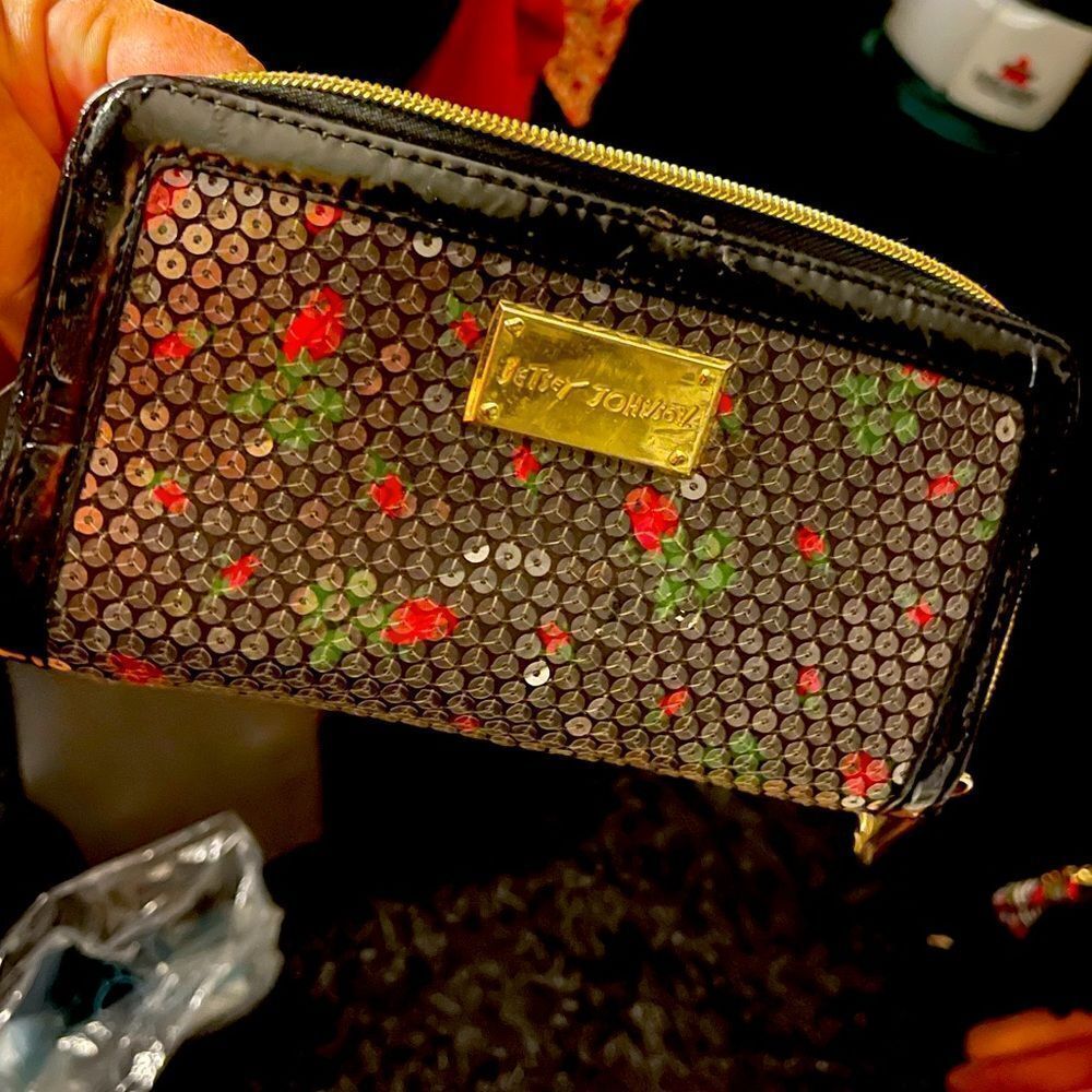 8x4 betsey johnson zip around long wallet/ guc rosebud/roses print silver bling